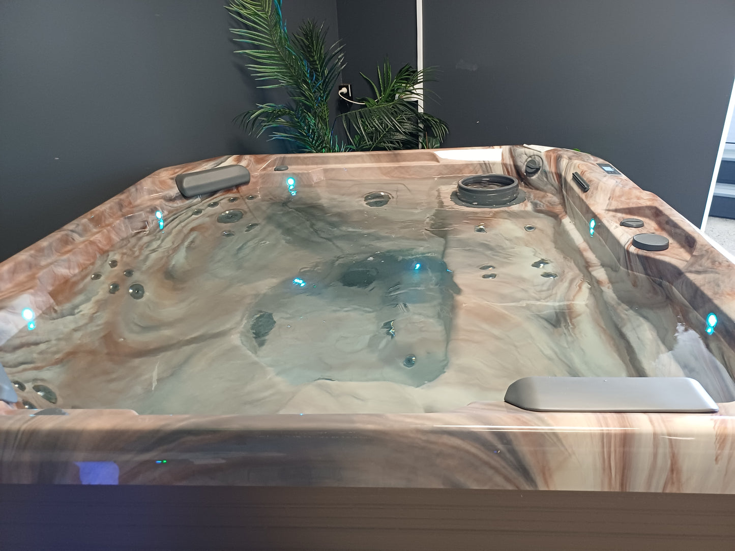Hot Spot® Relay Spa — Floor Model