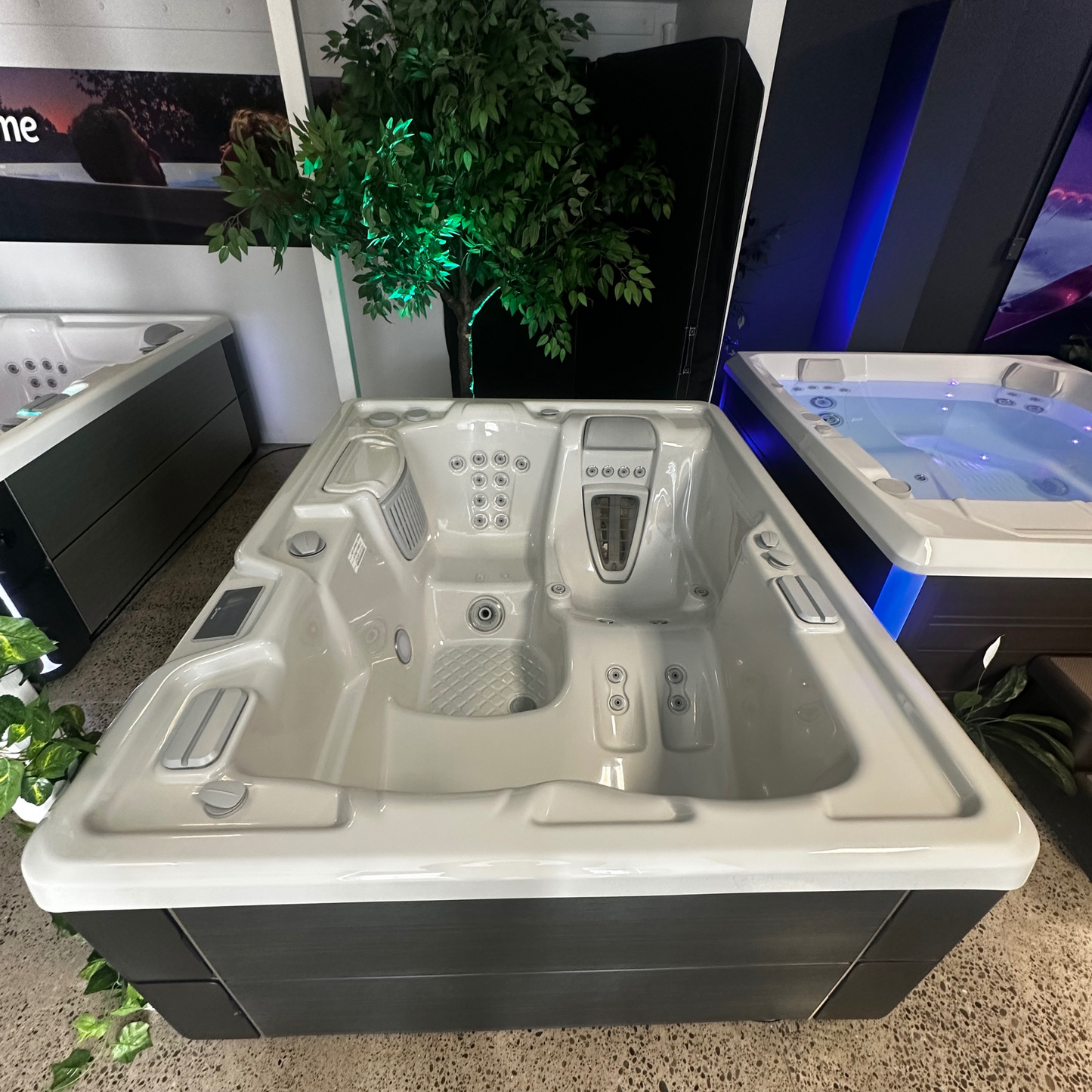 Highlife Jetsetter LX - Floor Model
